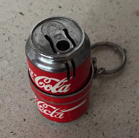 77100-1 € 2,50 coca cola aansteker rond rood met sleutelahanger